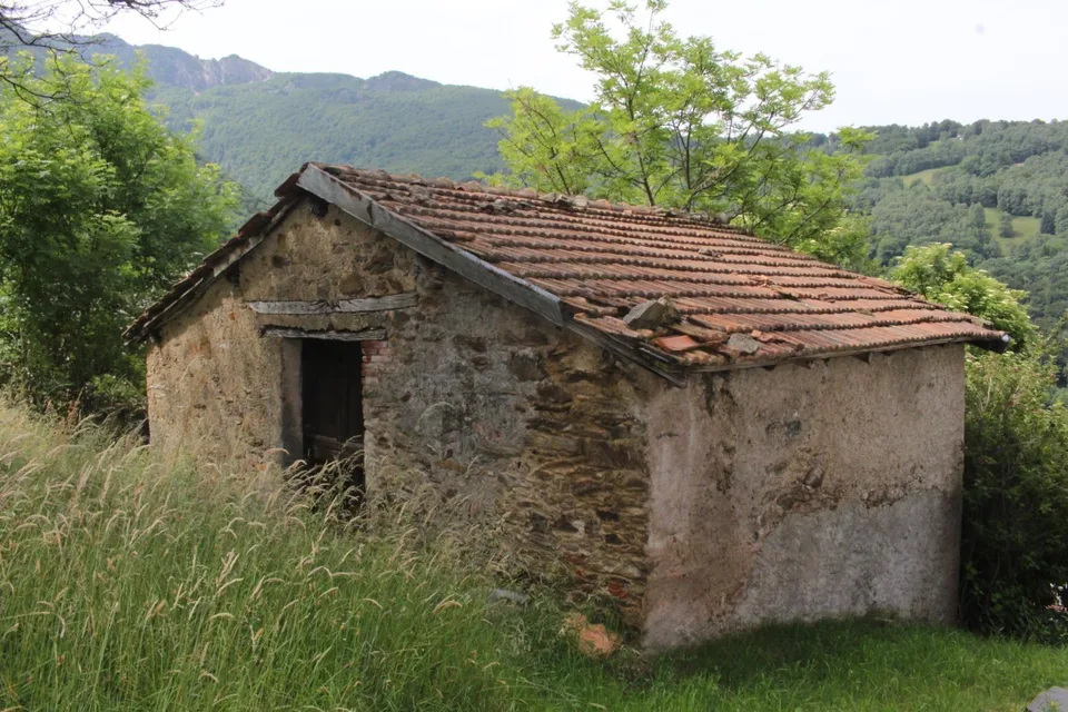 Rustico zum Ausbauen und Bauland mit gr. Umschwung und Aussicht / R...