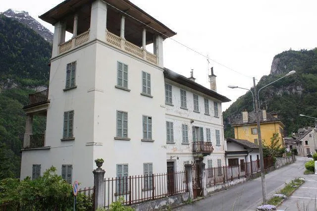 20-Zimmer-Villa und 3-Familienhaus mit Park