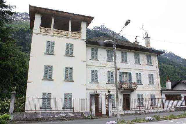 20-Zimmer-Villa und 3-Familienhaus mit Park