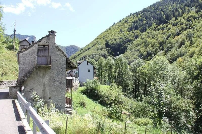Tessinerhaus zum Ausbauen mit Umschwung / casa ticinese da ristrutt...