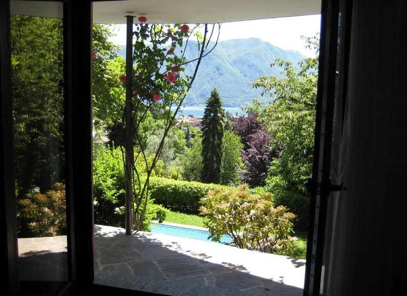 Villa con piscina immersa nel verde  - Savosa