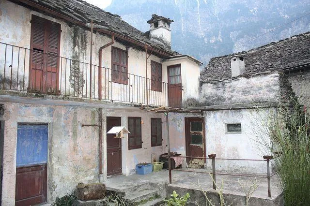 4 1/2-Zimmer-Dorfhaus zum Ausbauen / casa nel nucleo di 4 1/2 local...
