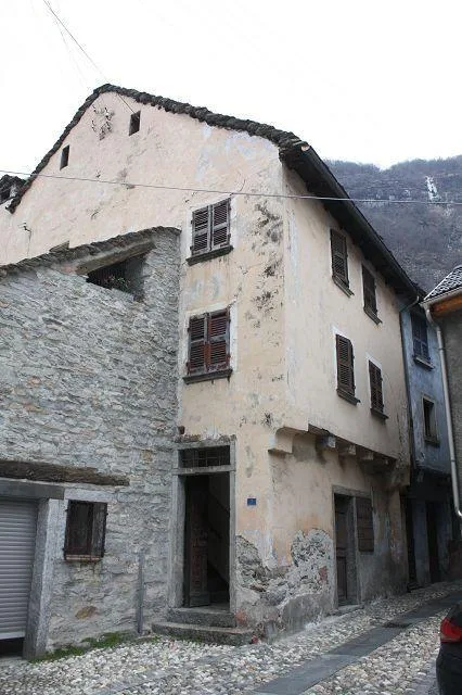 4 1/2-Zimmer-Dorfhaus zum Ausbauen / casa nel nucleo di 4 1/2 local...