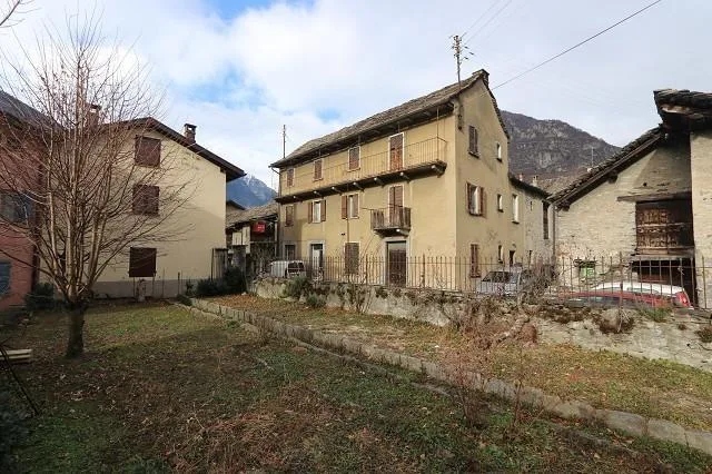 2-Familienhaus mit Rustico und Garten / casa plurifamiliare con rus...