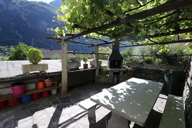 2-Familienhaus mit zwei 4 Zimmer-Wohnungen mit grossem, schönem Gar...