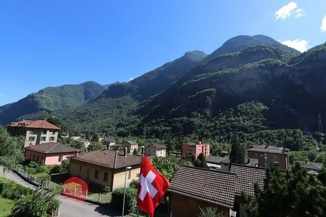 2-Familienhaus mit zwei 4 Zimmer-Wohnungen mit grossem, schönem Gar...