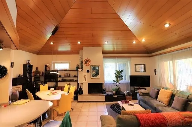 2-Familienhaus mit zwei 4 Zimmer-Wohnungen mit grossem, schönem Gar...