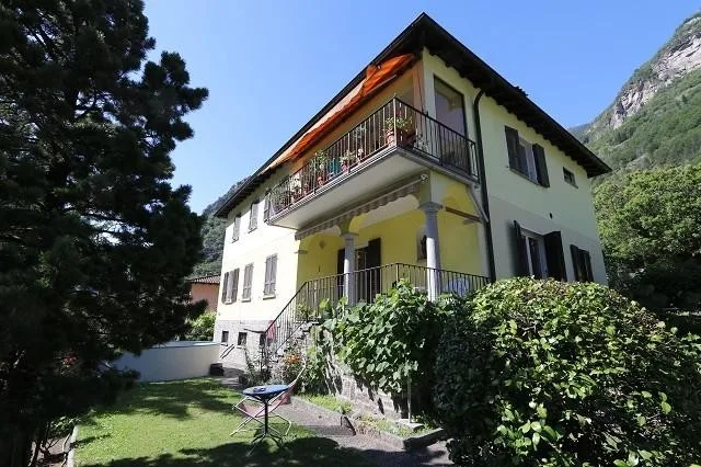 2-Familienhaus mit zwei 4 Zimmer-Wohnungen mit grossem, schönem Gar...