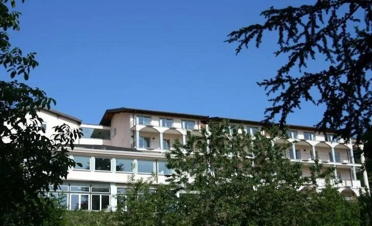 Hotel / Klinik mit herrlichem Panoramablick auf den Ortasee  in Ita...
