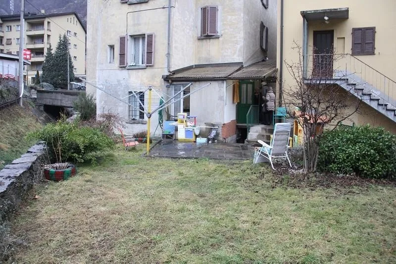3-Familienhaus mit Gartensitzplatz / casa di 3 appartamenti con gia... – Foto 12 von 13