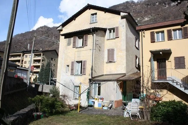 3-Familienhaus mit Gartensitzplatz / casa di 3 appartamenti con gia...