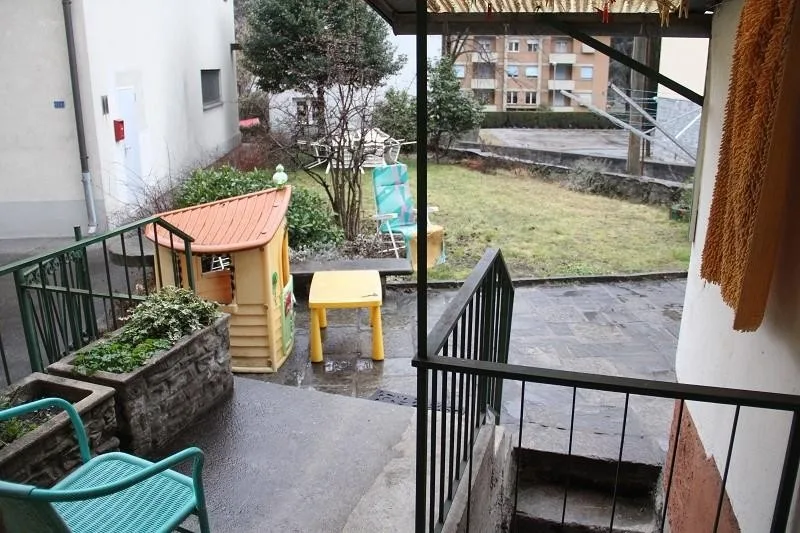 3-Familienhaus mit Gartensitzplatz / casa di 3 appartamenti con gia... – Foto 11 von 13