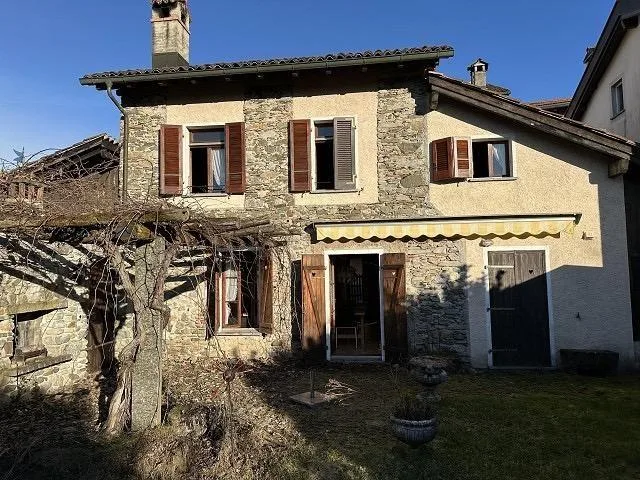 4 1/2-Zimmer-Tessinerhaus mit schönem Garten / casa di 4 1/2 locali...