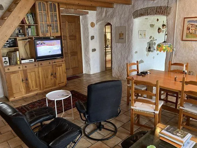 4 1/2-Zimmer-Tessinerhaus mit schönem Garten / casa di 4 1/2 locali...