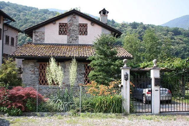 4 1/2-Zimmer-Tessinerhaus mit schönem Garten / casa di 4 1/2 locali...