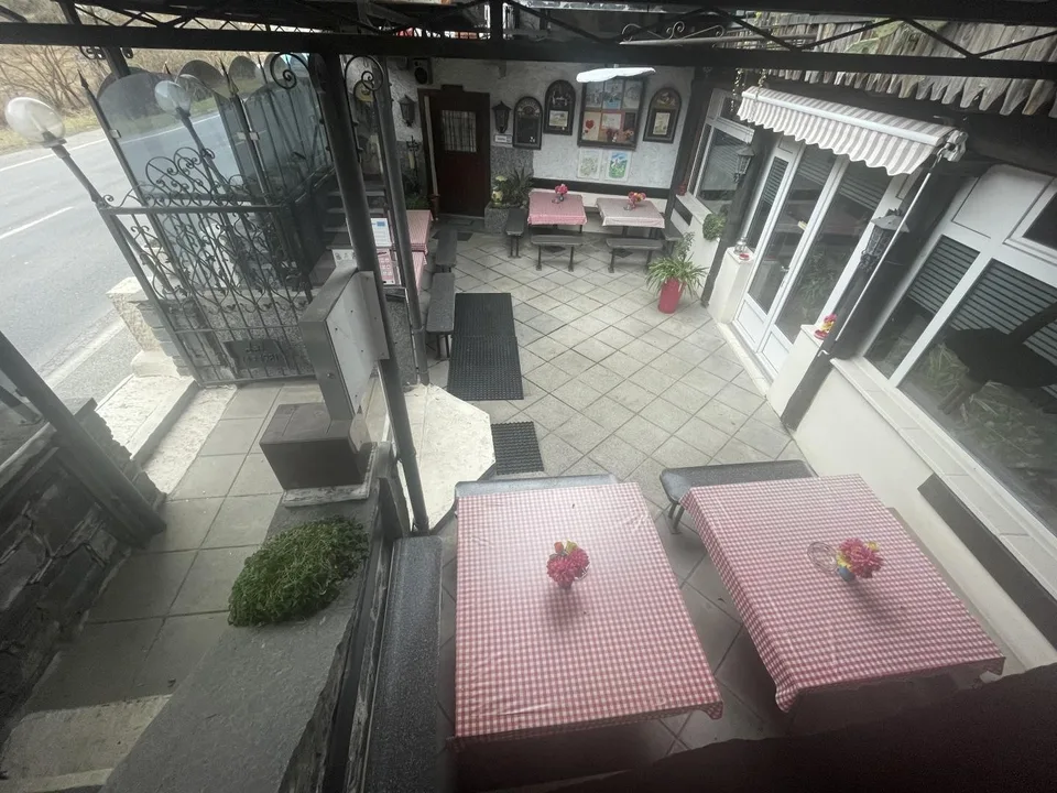 Grottenrestaurant mit Sommerterrassen und renoviertem 5-Zimmer-Rust... – Foto 10 von 30