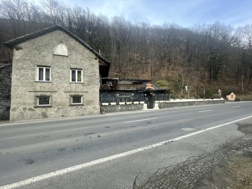 Grottenrestaurant mit Sommerterrassen und renoviertem 5-Zimmer-Rust...