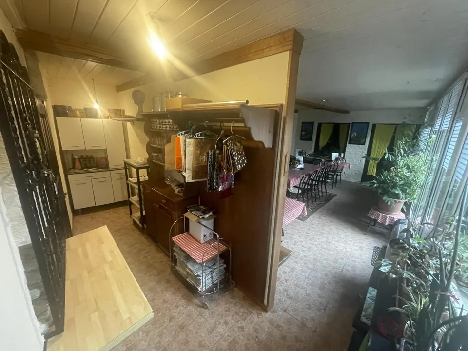 Grottenrestaurant mit Sommerterrassen und renoviertem 5-Zimmer-Rust...
