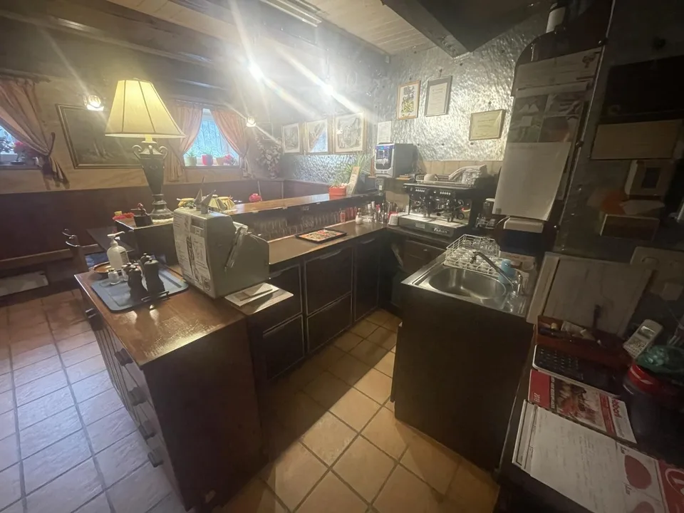 Grottenrestaurant mit Sommerterrassen und renoviertem 5-Zimmer-Rust...