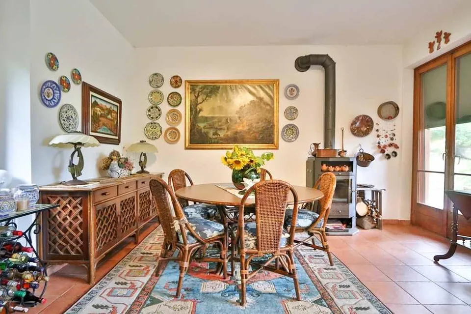 Zweifamilienhaus mit grosser Baulandreseve an Alleinlage / casa bif...