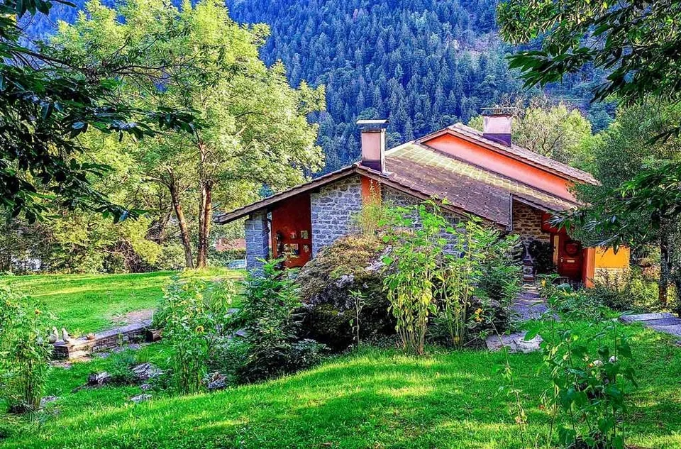 Zweifamilienhaus mit grosser Baulandreseve an Alleinlage / casa bif...