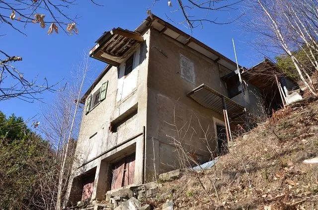 Rustico da ristrutturare con grande terreno terrazzato / Rustico zu...