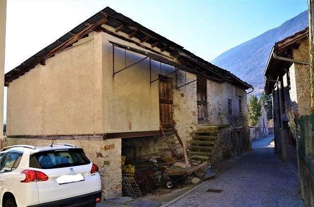 Grande rproprietà rustica da ristrutturare con giardino / grosse Li...
