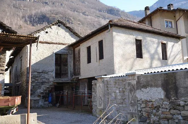 Grande rproprietà rustica da ristrutturare con giardino / grosse Li...