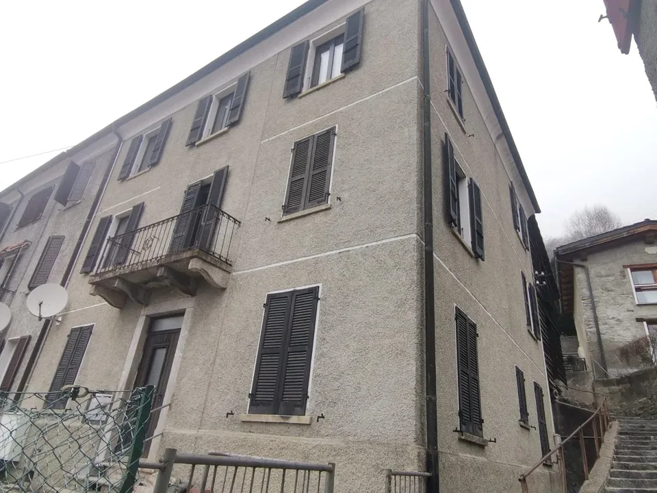 Casa 4 livelli con giardino da ristrutturare / 4-geschossiges Dorfh...