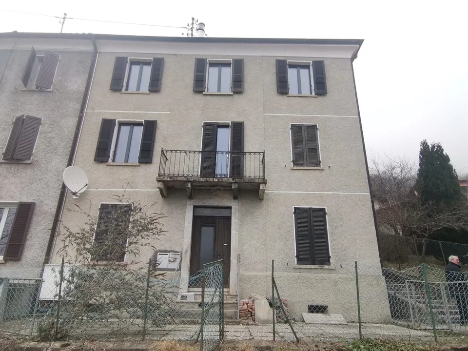 Casa 4 livelli con giardino da ristrutturare / 4-geschossiges Dorfh...