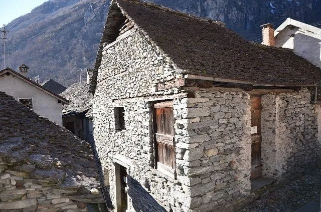Grande rustico nel nucleo da ristrutturare / grosses Rustico im Dor...