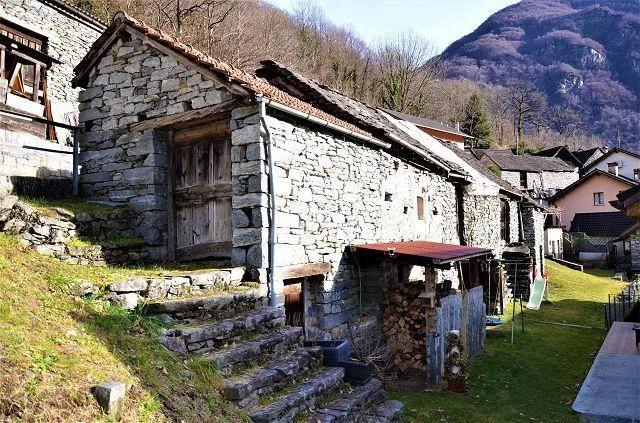 Rustico da rinnovare con piccolo terreno – Foto 15 von 19