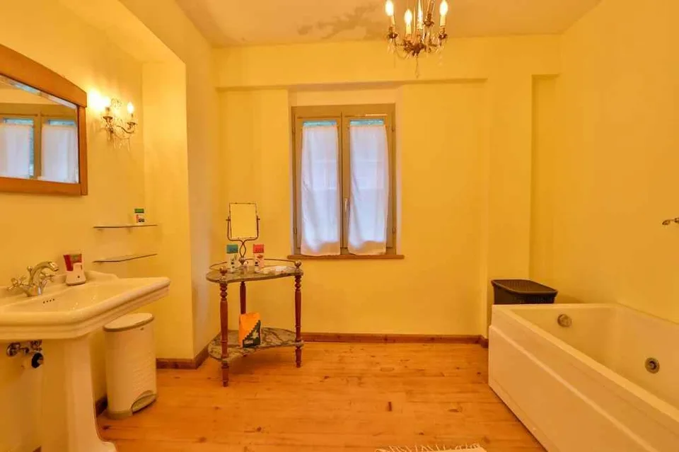 16-Zimmer-Tessinerhaus mit 4 Wohnungen mit Bauland und Aussicht / c...
