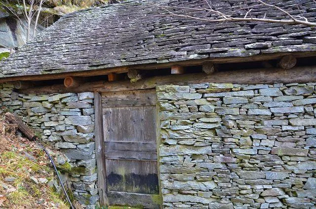 Rustico di 2 piani da ristrutturare con grande terreno / 2 geschoss... – Foto 26 von 28