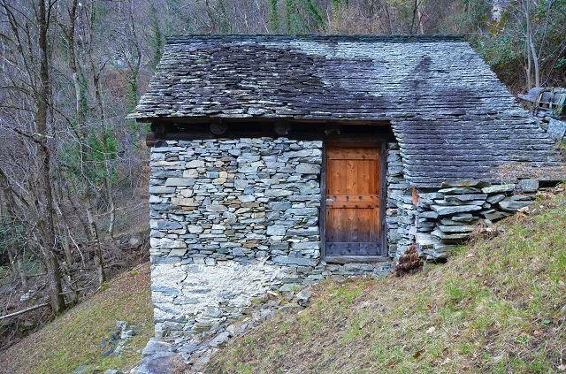 Rustico di 2 piani da ristrutturare con grande terreno / 2 geschoss...