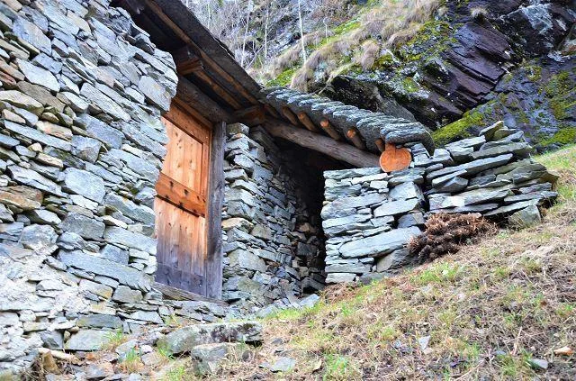 Rustico di 2 piani da ristrutturare con grande terreno / 2 geschoss... – Foto 27 von 28