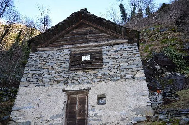 Rustico di 2 piani da ristrutturare con grande terreno / 2 geschoss...