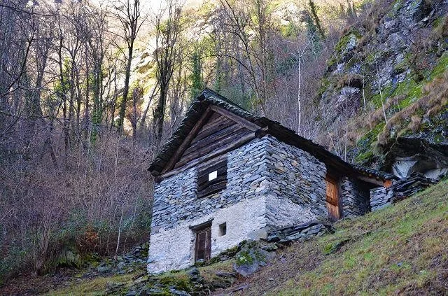 Rustico di 2 piani da ristrutturare con grande terreno / 2 geschoss...