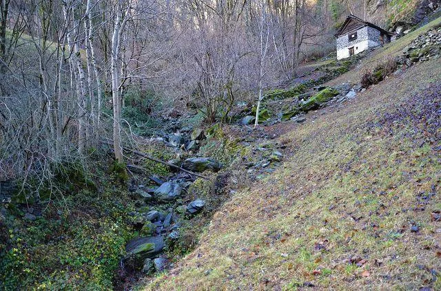 Rustico di 2 piani da ristrutturare con grande terreno / 2 geschoss... – Foto 19 von 28