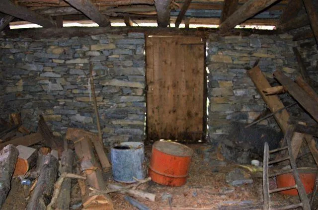 Rustico di 2 piani da ristrutturare con grande terreno / 2 geschoss... – Foto 8 von 28