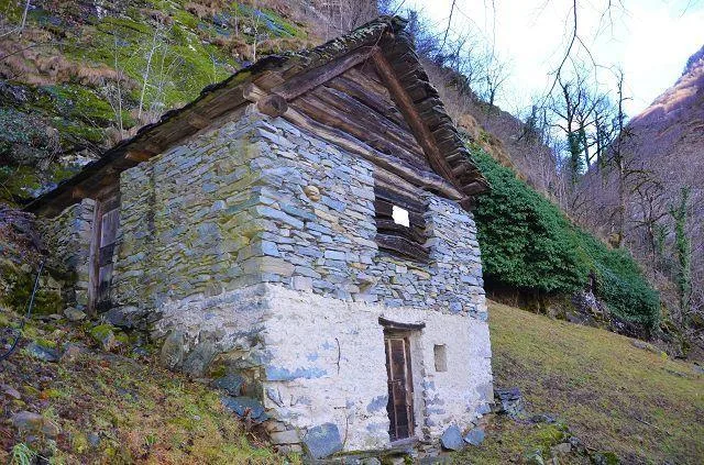 Rustico di 2 piani da ristrutturare con grande terreno / 2 geschoss...