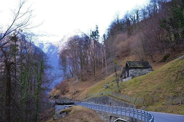 Rustico di 2 piani da ristrutturare con grande terreno / 2 geschoss... – Foto 22 von 28