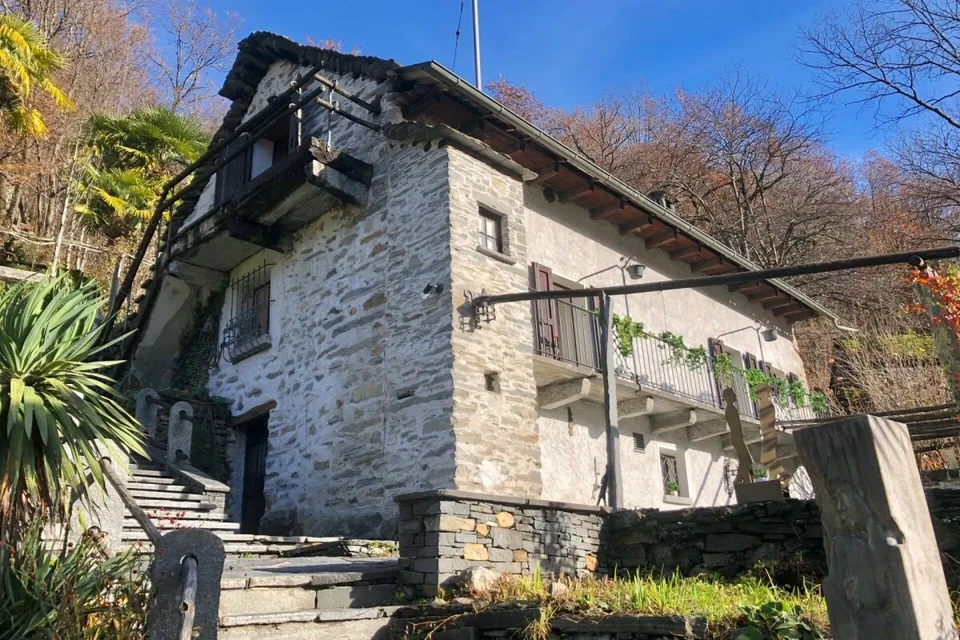 VERKAUFT ! Gemütliches Landhaus mit herrlichem Grundstück in ganzjä...
