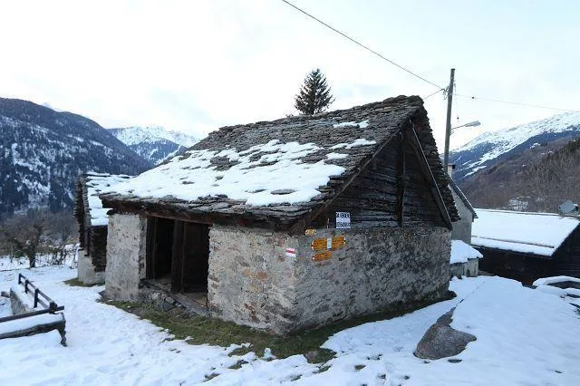 4-Zimmer-Rustico im Dorfkern zum Ausbauen / rustico di 4 locali da ...