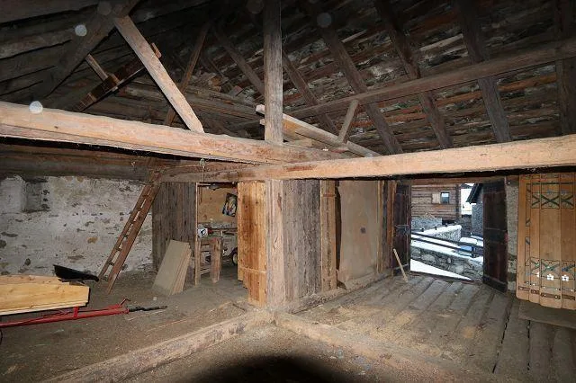 4-Zimmer-Rustico im Dorfkern zum Ausbauen / rustico di 4 locali da ...