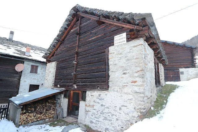 4-Zimmer-Rustico im Dorfkern zum Ausbauen / rustico di 4 locali da ...