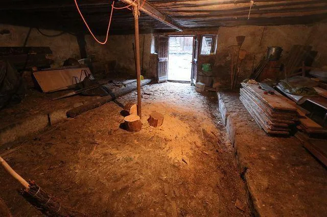 4-Zimmer-Rustico im Dorfkern zum Ausbauen / rustico di 4 locali da ...
