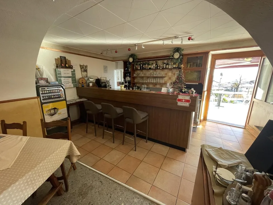 Restaurant mit Pension mit Sommerterrasse und Garten in sonniger La...