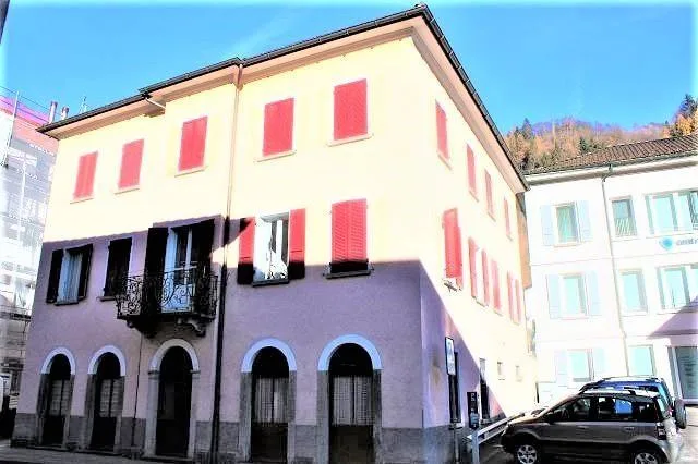 Casa plurifamiliare di 3 app.a reddito con terrazzi e garage / 3-Fa...