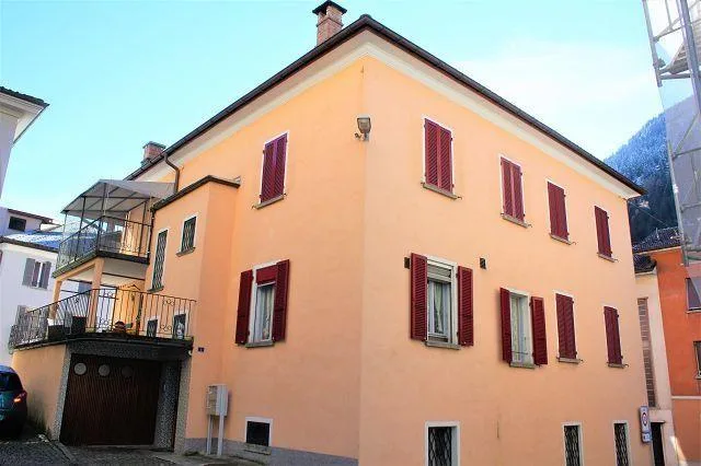 Casa plurifamiliare di 3 app.a reddito con terrazzi e garage / 3-Fa...